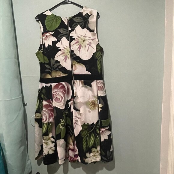 Dresses - Picture 2 of 3